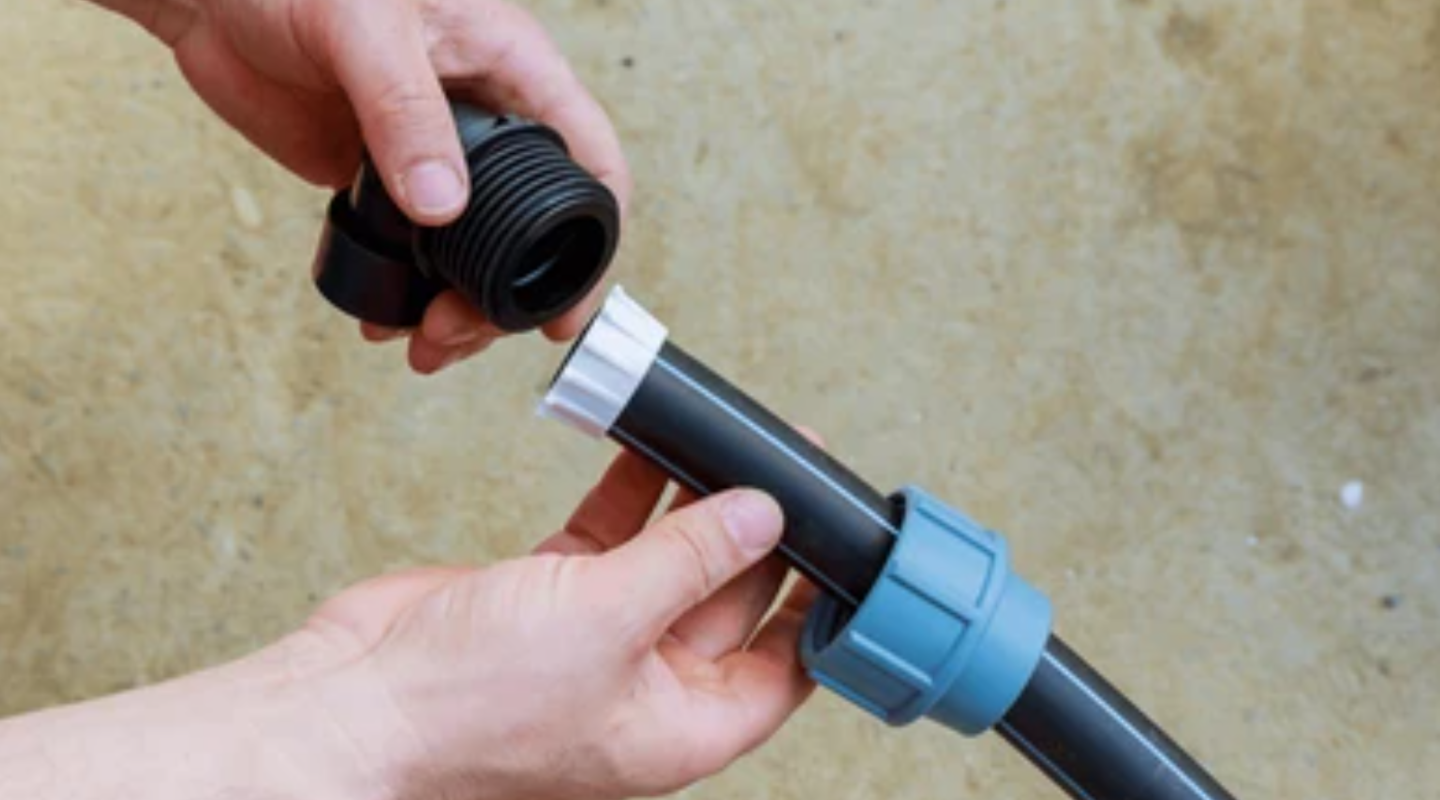 klemmverbinder-pe-rohr-bei-der-installation