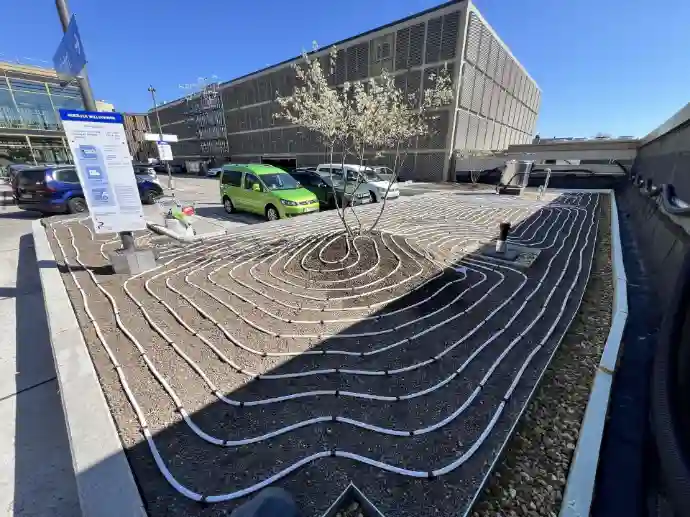 Ordentlich verlegte Hunter Eco-Wrap Tropfleitung vor einem Gebäude